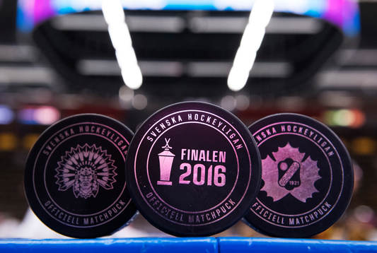 Puckar med logotyper för Frölunda, Skellefteå och