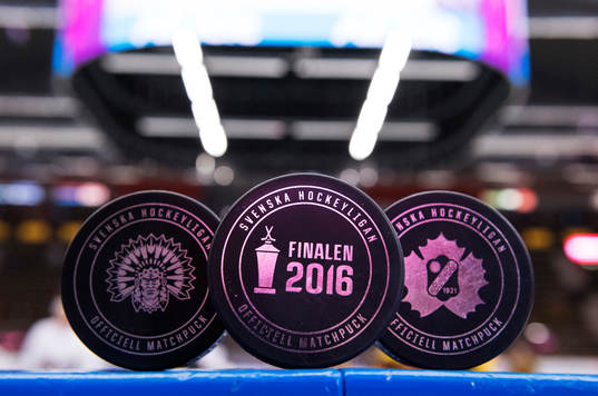 Puckar med logotyper för Frölunda, Skellefteå och