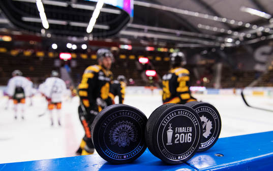 Puckar med logotyper för Frölunda, Skellefteå och