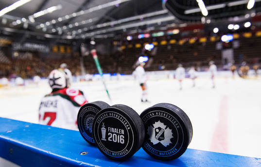 Puckar med logotyper för Frölunda, Skellefteå och