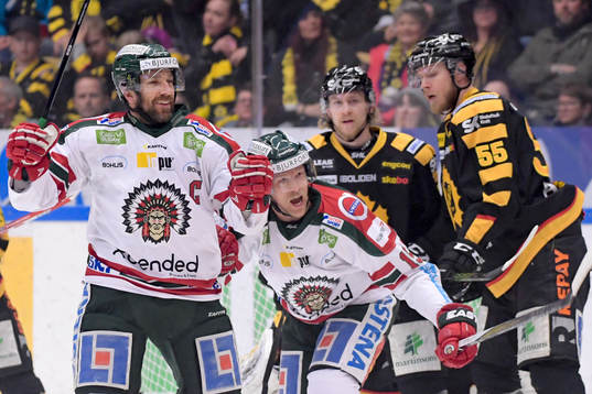 Frölundas Joel Lundqvist och Joey Crabb jublar