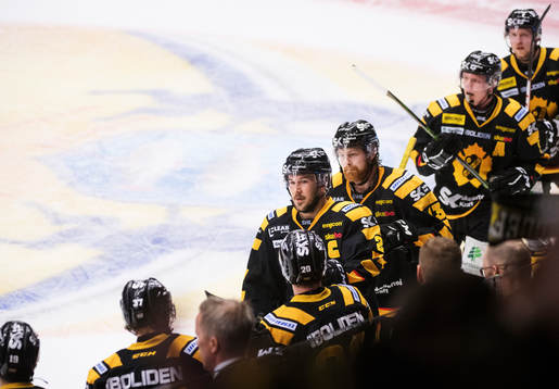 Skellefteås Jimmie Ericsson jublar med lagkamrater