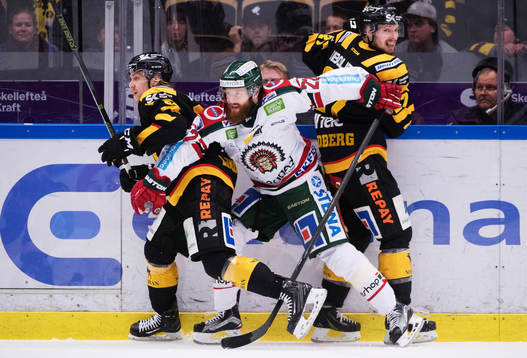 Skellefteås Anton Lindholm och Martin Lundberg utmanas av