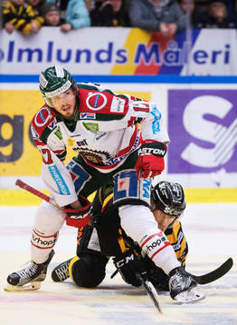 Frölundas Sebastian Stålberg håller undan Skellefteås