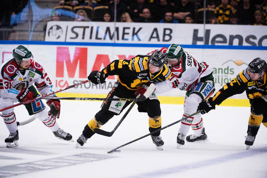 Frölundas Nicklas Lasu och Christoffer Ehn stoppar