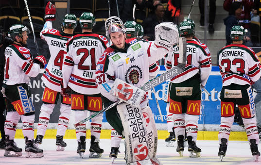 Frölundas målvakt Johan Gustafsson jublar