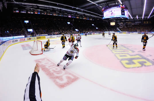 Domare Linus Öhlund signalerar för mål när Frölundas