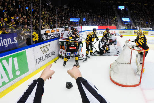 Domare Linus Öhlund pekar på spelare som ska utvisas