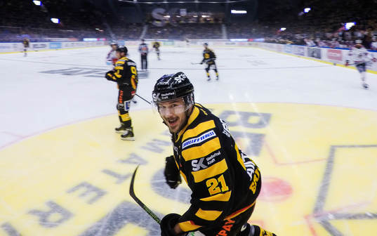 Skellefteås Jimmie Ericsson pratar med domare Linus Öhlund