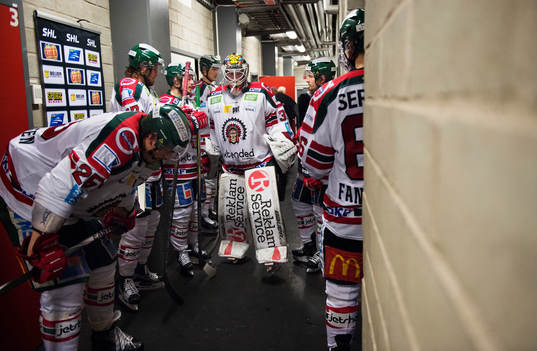 Frölundas målvakt Johan Gustafsson väntar