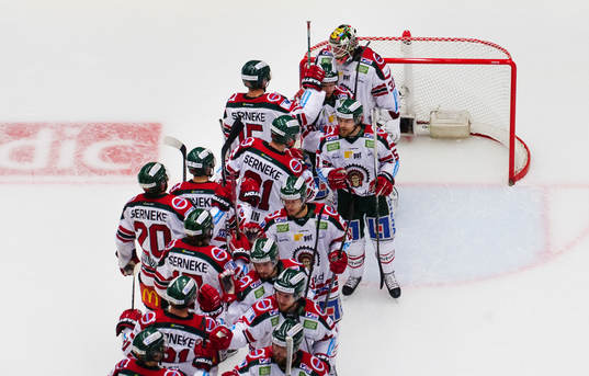 Frölundas spelare jublar tillsammans