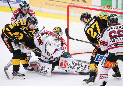 Frölundas målvakt Johan Gustafsson räddar ett skott
