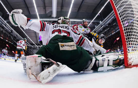 Frölundas målvakt Johan Gustafsson och Joel Lundqvist