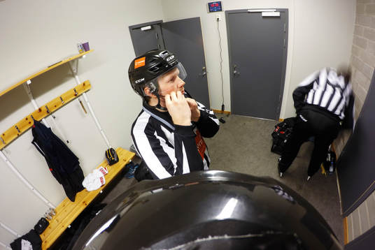 Linjedomare Henrik Pihlblad förbereder sig i