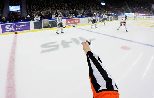 Domare Linus Öhlund pekar Frölundas bänk