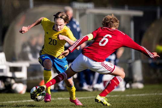 Sveriges Oscar Pettersson mot Danmarks Emil Steffensen