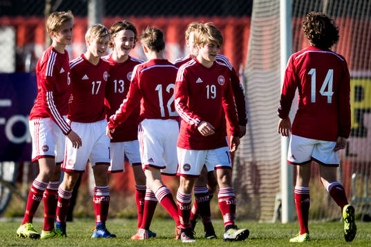 Danmarks spelare jublar