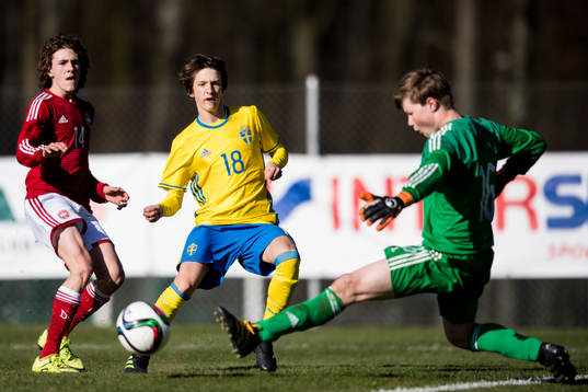 Sveriges Olle Edlund med målchans mot Danmarks Marcus