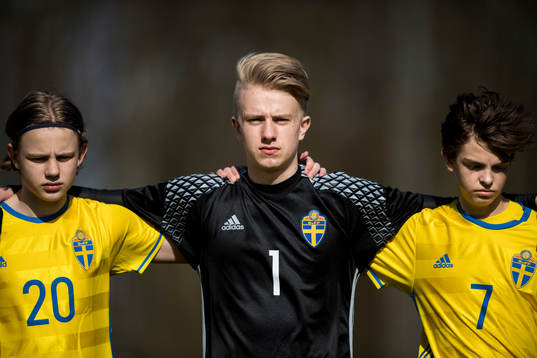 Sveriges Oscar Pettersson, målvakt Jonathan Johnsson och