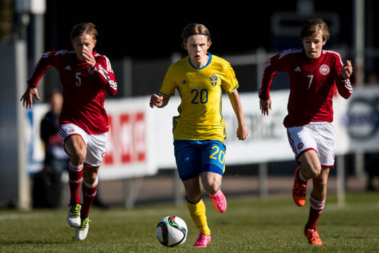 Sveriges Oscar Pettersson springer förbi Danmarks Emil
