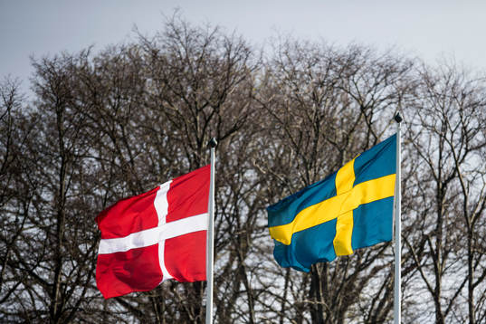 Danska och Svenska flaggan sida vid sida