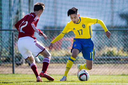Sveriges Isak Bråholm mot Danmarks Jonas Rosfeldt