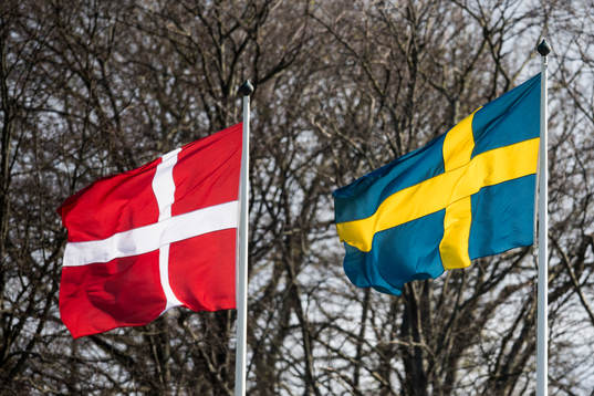Danska och Svenska flaggan sida vid sida