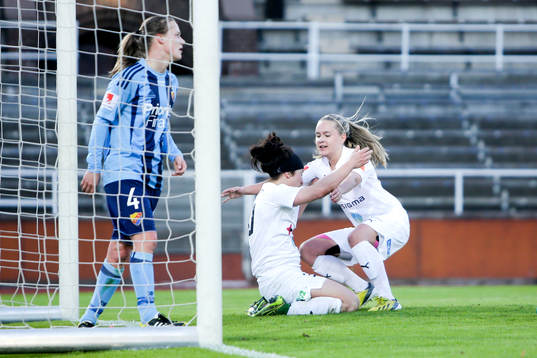 Rosengårds Ella Masar och Rosengårds Lieke Martens jublar