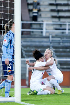 Rosengårds Ella Masar och Lieke Martens jublar