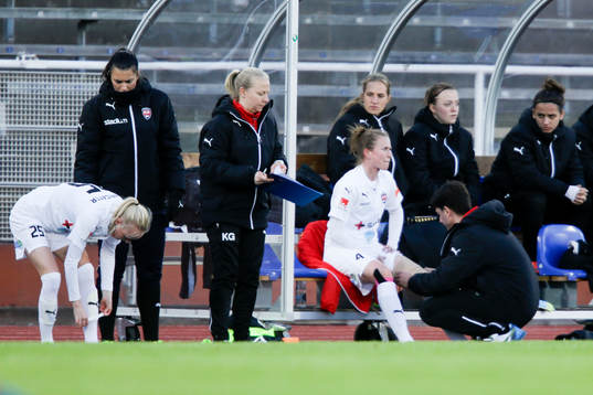 Rosengårds Emma Berglund får lämna planen skadad