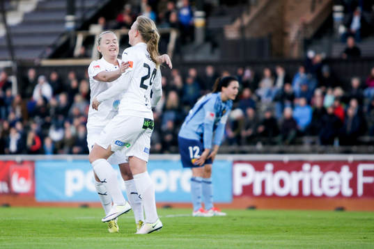 Rosengårds Ebba Wieder och Rosengårds Iina Salmi jublar