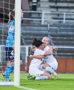 Rosengårds Ella Masar gratuleras av lagkamrater