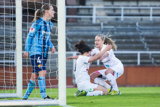 Rosengårds Ella Masar gratuleras av lagkamrater