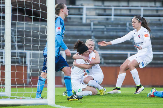 Rosengårds Ella Masar gratuleras av lagkamrater