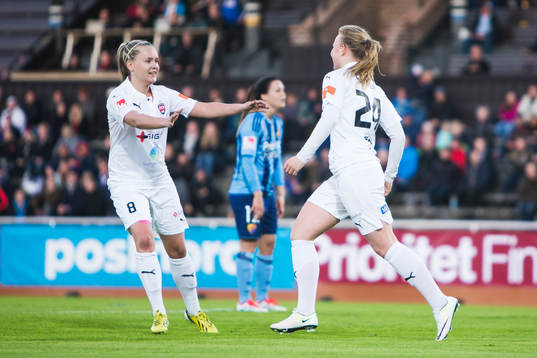 Rosengårds Ebba Wieder jublar med Iina Salmi