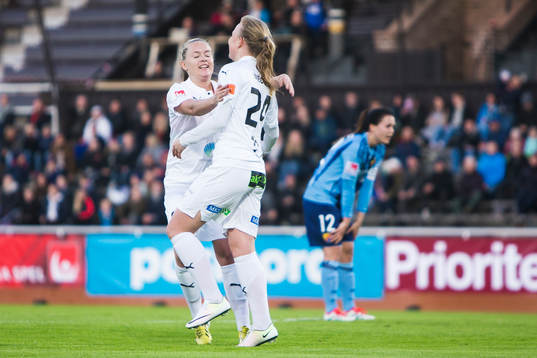 Rosengårds Ebba Wieder jublar med Iina Salmi