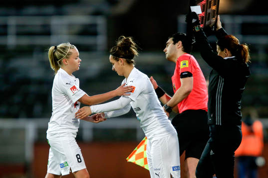 Rosengårds Nataša Andonova byts in och Rosengårds Iina
