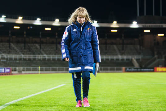 Djurgårdens tränare Yvonne Ekroth ser nedstämd uty