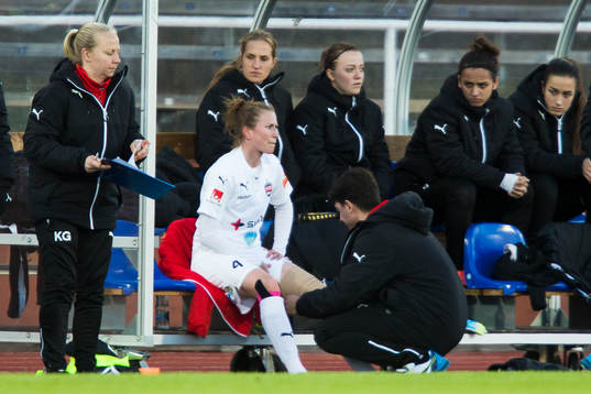 Rosengårds Emma Berglund får ett bandage lindat på sitt