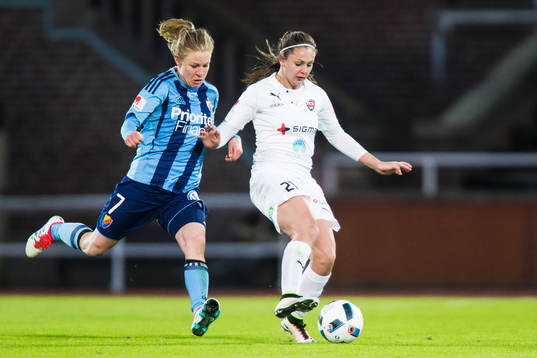 Rosengårds Lieke Martens i kamp om bollen med Djurgårdens