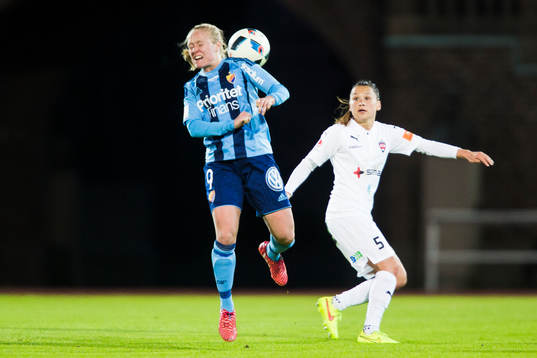 Djurgårdens Mia Jalkerud i kamp om bollen med Rosengårds