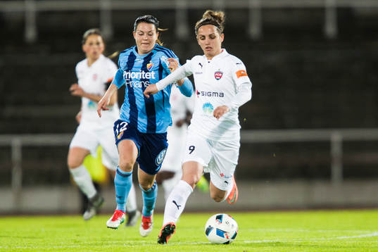 Rosengårds Natasa Andonova i kamp om bollen med