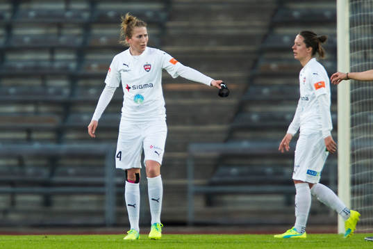 Rosengårds Emma Berglund räcker över sin lagkaptensbindel