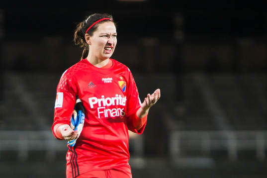 Djurgårdens målvakt Gudbjörg Gunnarsdottir blöder från