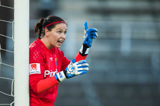 Djurgårdens målvakt Gudbjörg Gunnarsdottir gestikulerar
