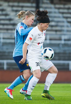 Djurgårdens Katrin Schmidt i kamp om bollen med