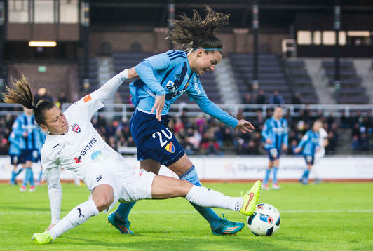 Rosengårds Alexandra Riley i kamp om bollen med