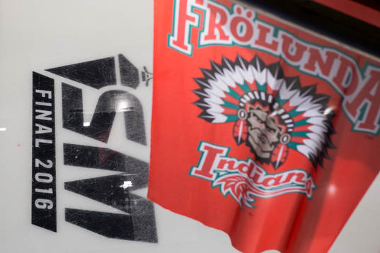 En Frölunda flagga ovan isen i Scandinavium med SM-final