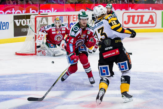 Skellefteås Mattias Ritola skjuter skott förbi täckande