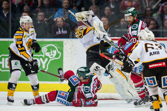 Skellefteås målvakt Erik Hanses plockar pucken högt
